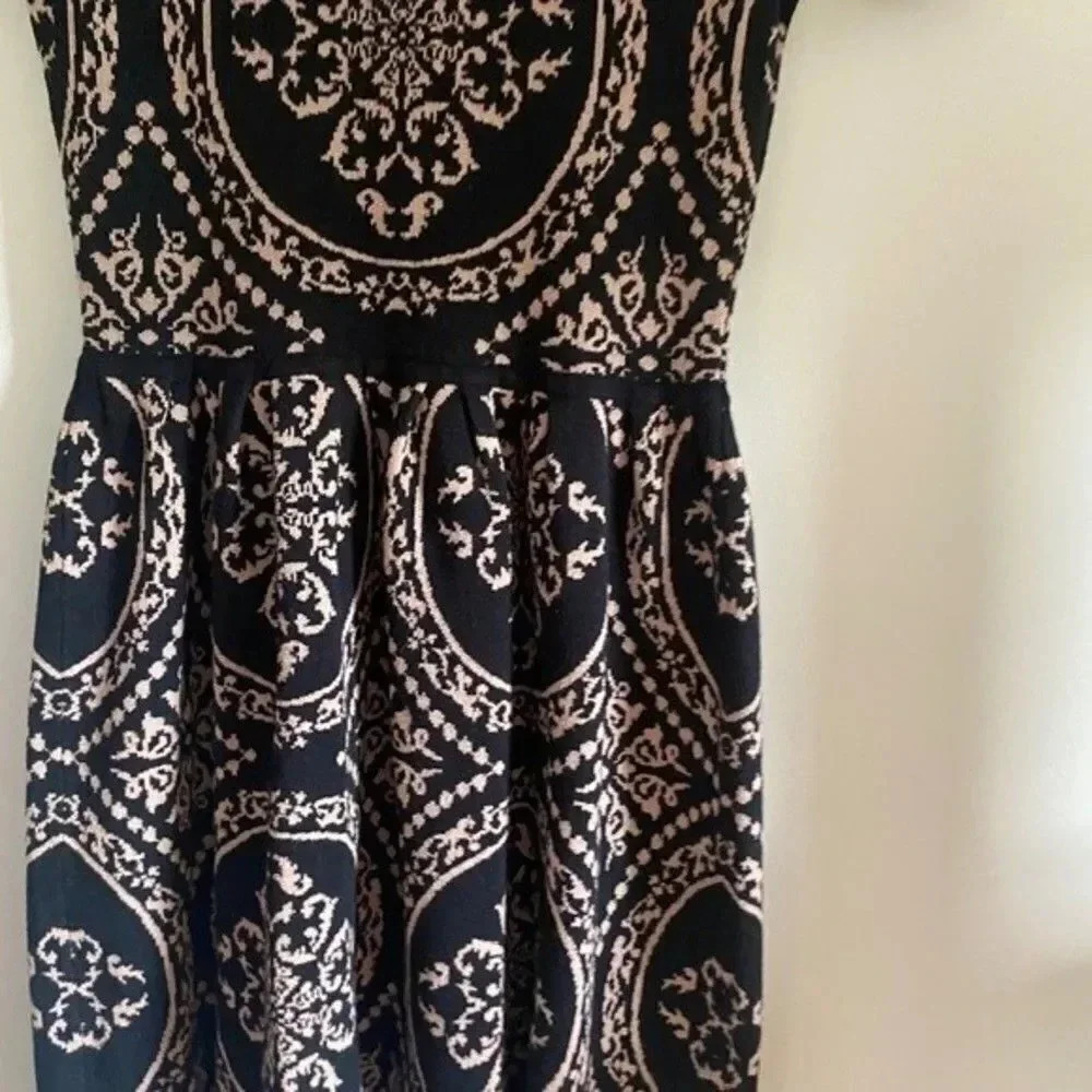 Romeo + Juliet Couture Sweater Dress - Picture 4 of 11